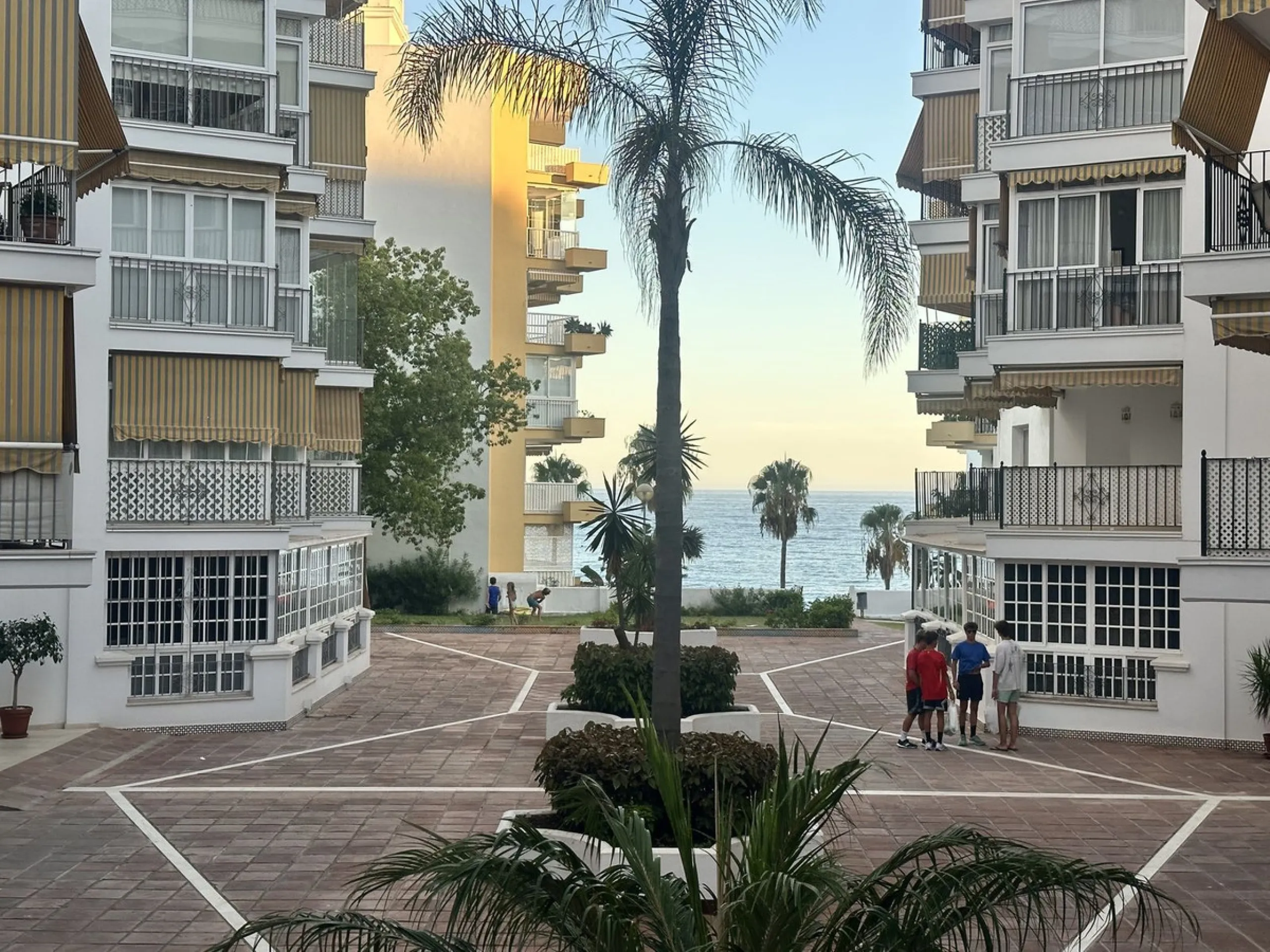 BEACHSIDE GROUND FLOOR APARTMENT – REFORM OPPORTUNITY IN MARBELLA DEL MAR WITH TOURIST LICENSE AND LPO