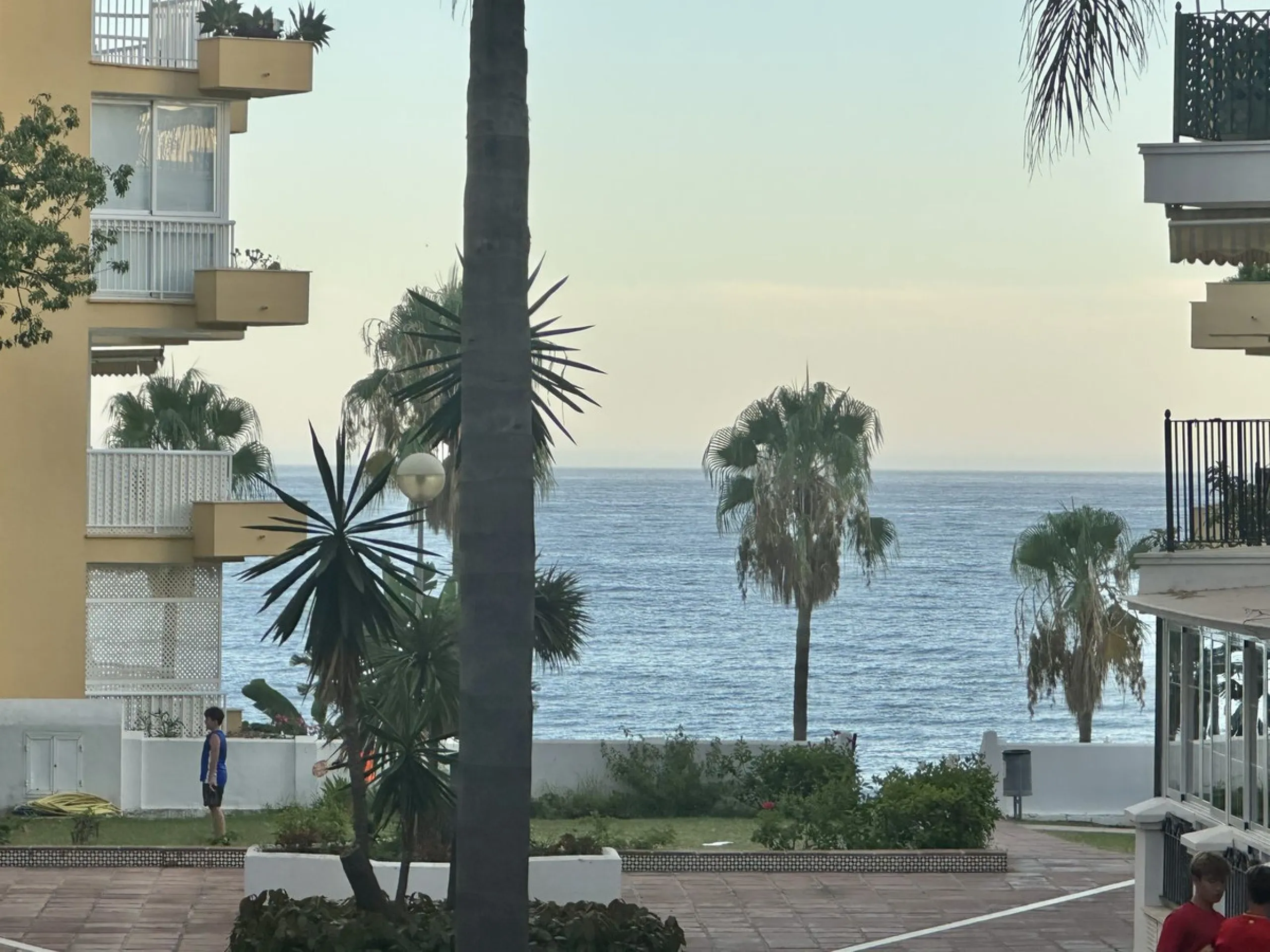 BEACHSIDE GROUND FLOOR APARTMENT – REFORM OPPORTUNITY IN MARBELLA DEL MAR WITH TOURIST LICENSE AND LPO