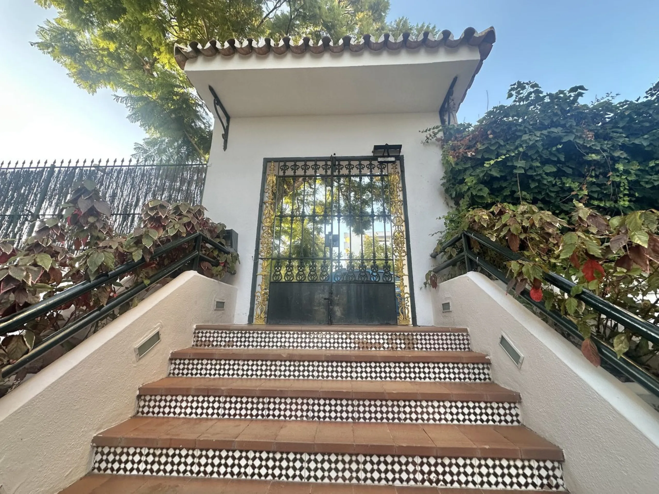 BEACHSIDE GROUND FLOOR APARTMENT – REFORM OPPORTUNITY IN MARBELLA DEL MAR WITH TOURIST LICENSE AND LPO