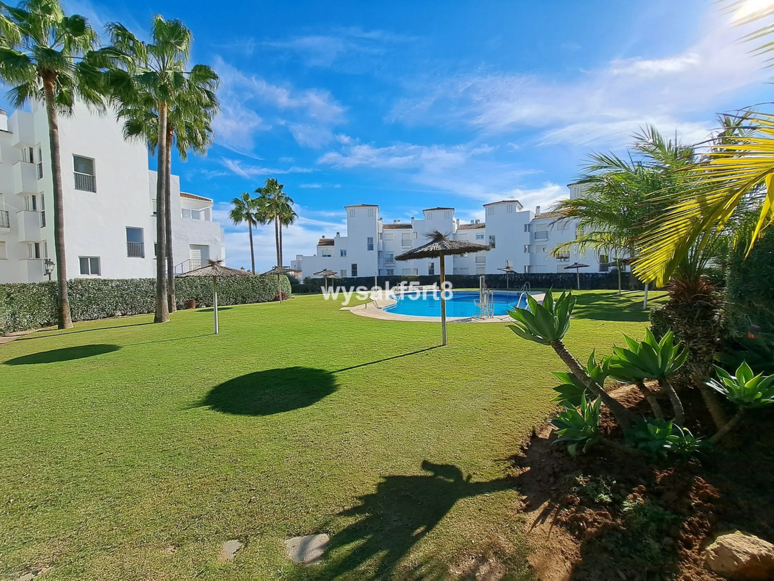 For sale, South East facing middle floor apartment in an established gated community within Los Hidalgos area of La Duquesa, Manilva Costa del Sol, located just 5 minutes from the beach.
