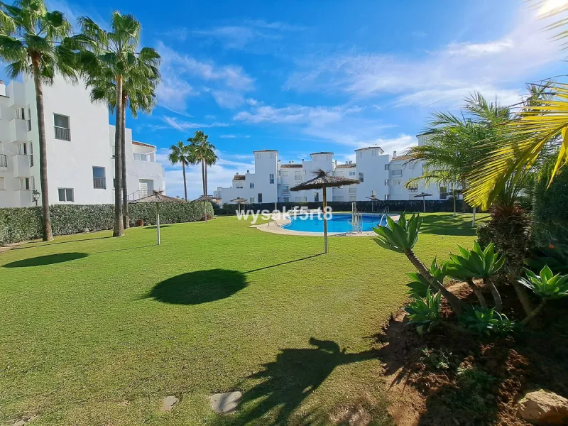 For sale, South East facing middle floor apartment in an established gated community within Los Hidalgos area of La Duquesa, Manilva Costa del Sol, located just 5 minutes from the beach.