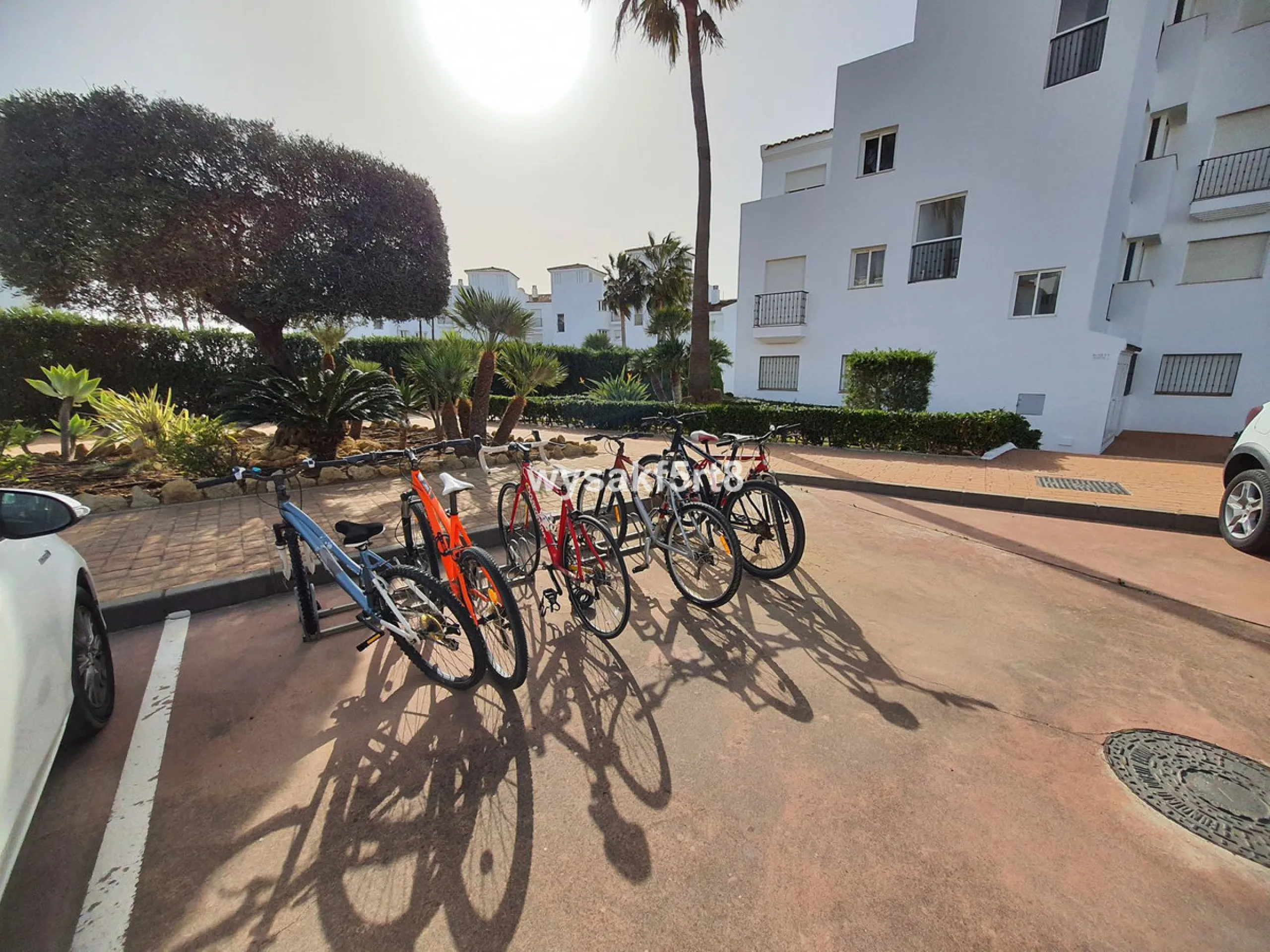 For sale, South East facing middle floor apartment in an established gated community within Los Hidalgos area of La Duquesa, Manilva Costa del Sol, located just 5 minutes from the beach.