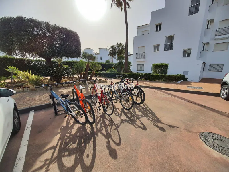 For sale, South East facing middle floor apartment in an established gated community within Los Hidalgos area of La Duquesa, Manilva Costa del Sol, located just 5 minutes from the beach.