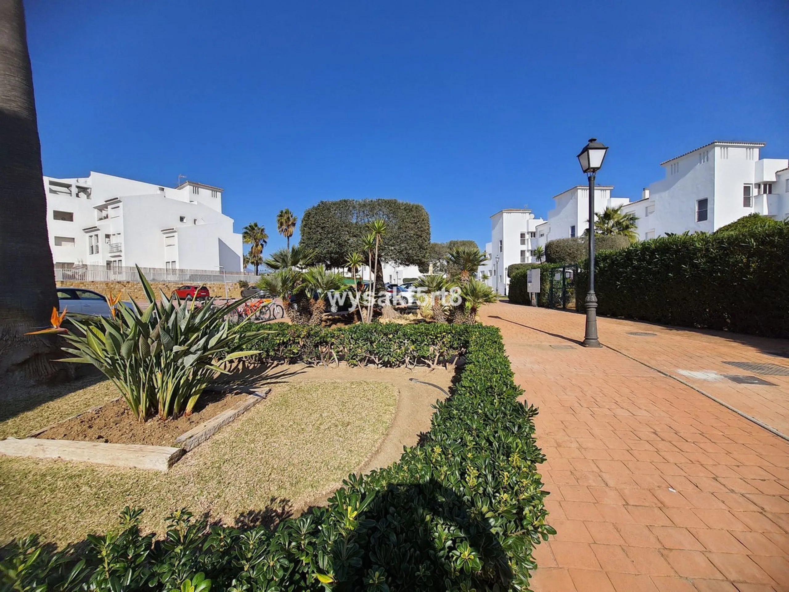 For sale, South East facing middle floor apartment in an established gated community within Los Hidalgos area of La Duquesa, Manilva Costa del Sol, located just 5 minutes from the beach.