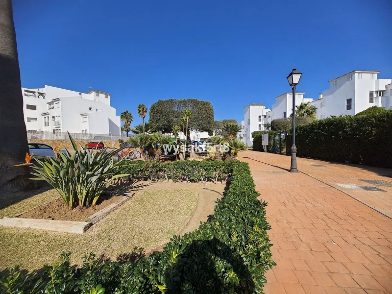 For sale, South East facing middle floor apartment in an established gated community within Los Hidalgos area of La Duquesa, Manilva Costa del Sol, located just 5 minutes from the beach.