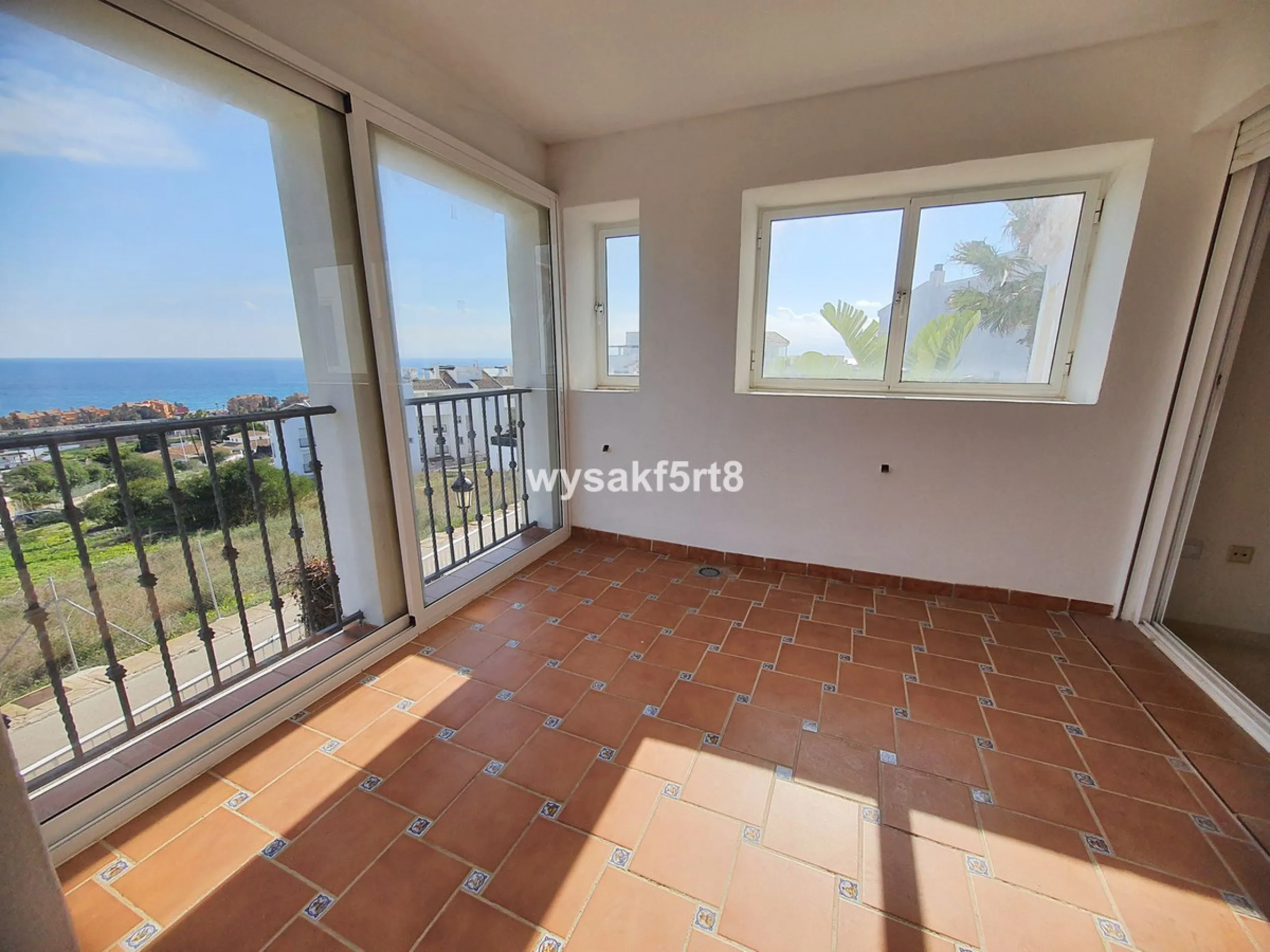 For sale, South East facing middle floor apartment in an established gated community within Los Hidalgos area of La Duquesa, Manilva Costa del Sol, located just 5 minutes from the beach.