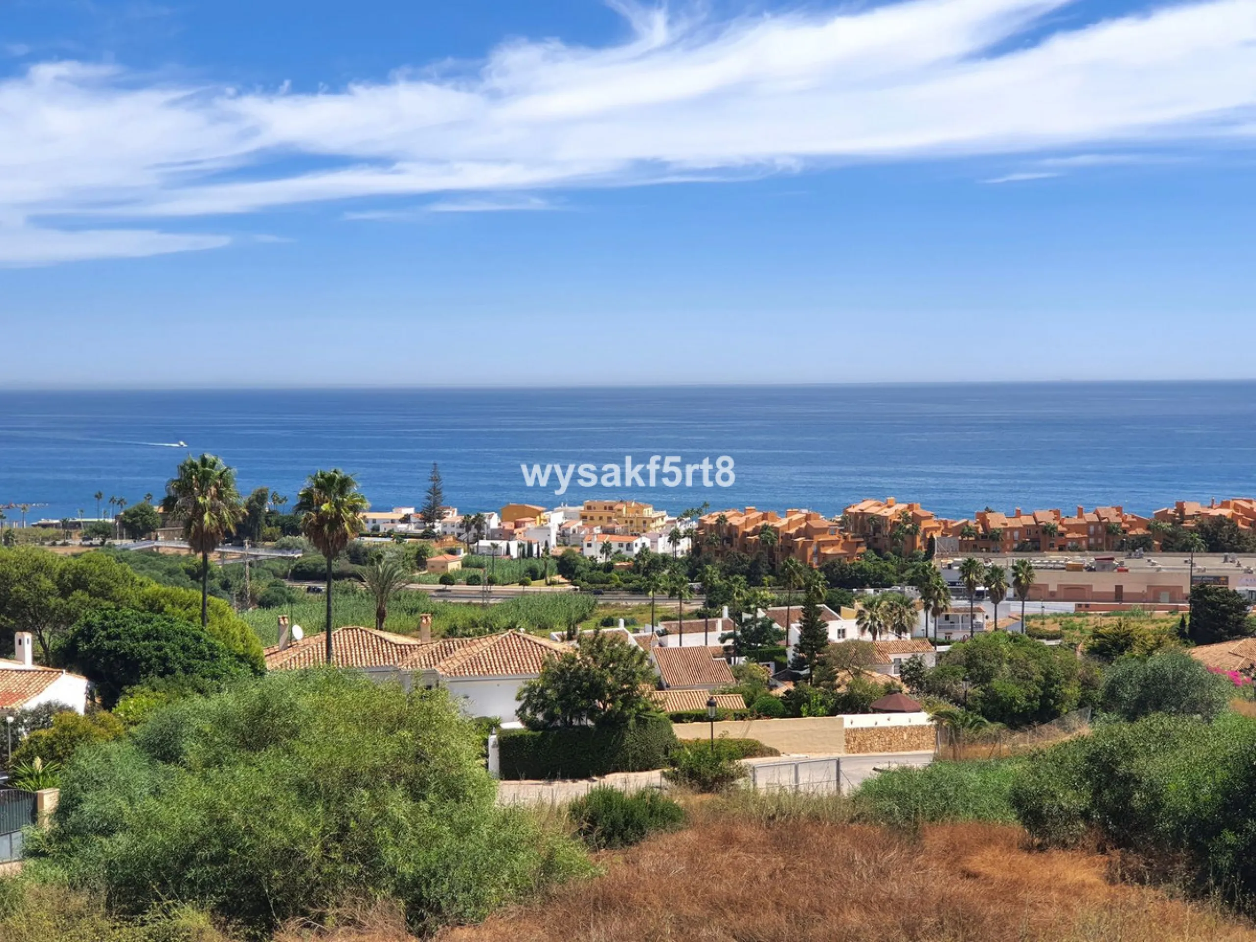For sale, South East facing middle floor apartment in an established gated community within Los Hidalgos area of La Duquesa, Manilva Costa del Sol, located just 5 minutes from the beach.