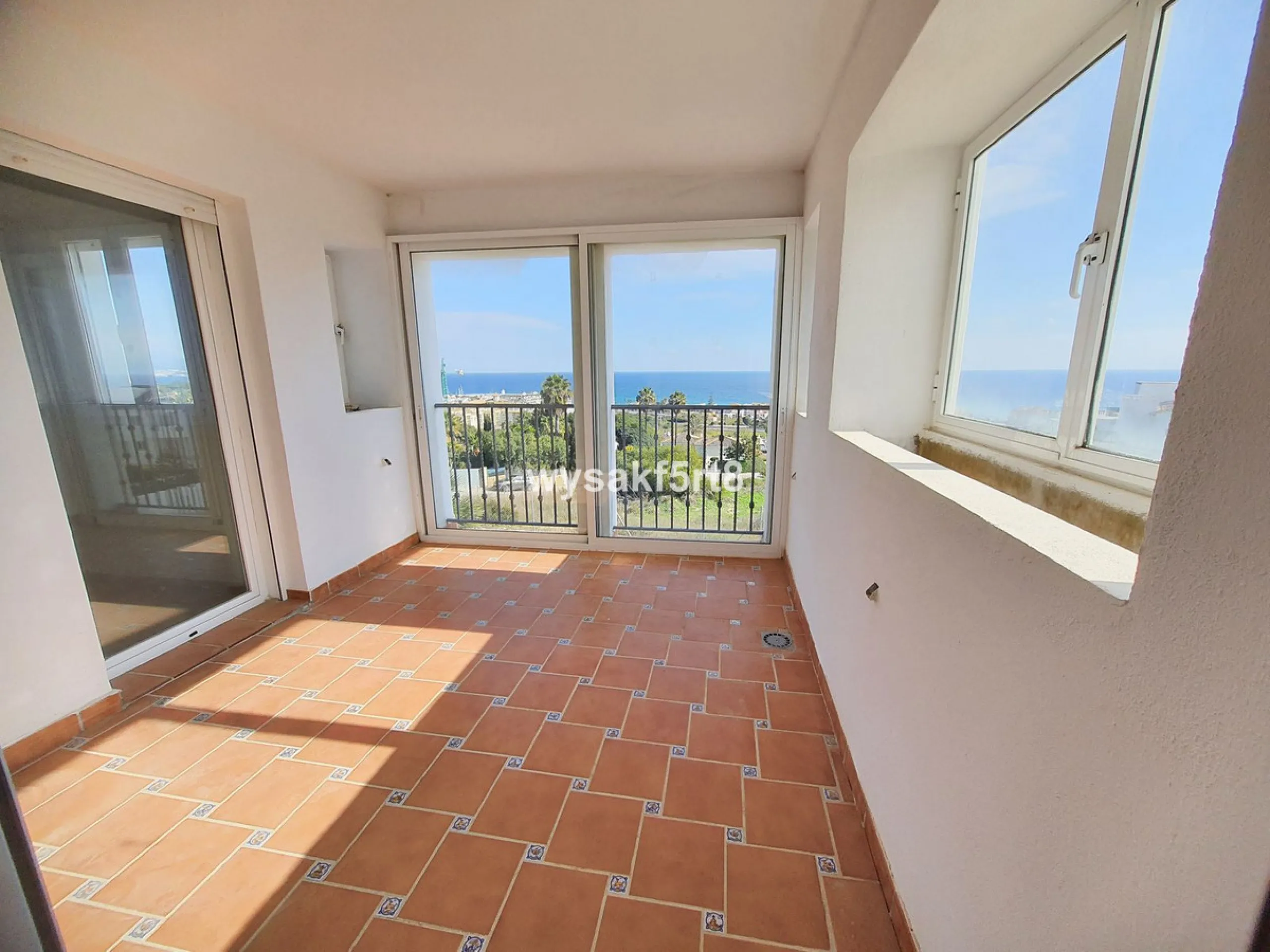 For sale, South East facing middle floor apartment in an established gated community within Los Hidalgos area of La Duquesa, Manilva Costa del Sol, located just 5 minutes from the beach.