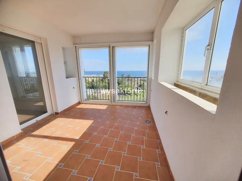 For sale, South East facing middle floor apartment in an established gated community within Los Hidalgos area of La Duquesa, Manilva Costa del Sol, located just 5 minutes from the beach.