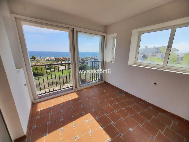 For sale, South East facing middle floor apartment in an established gated community within Los Hidalgos area of La Duquesa, Manilva Costa del Sol, located just 5 minutes from the beach.