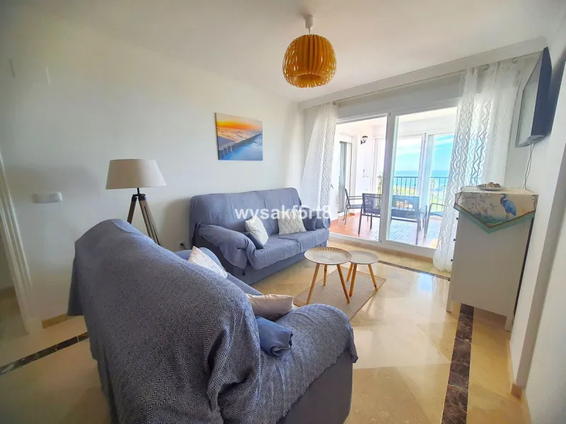 For sale, South East facing middle floor apartment in an established gated community within Los Hidalgos area of La Duquesa, Manilva Costa del Sol, located just 5 minutes from the beach.