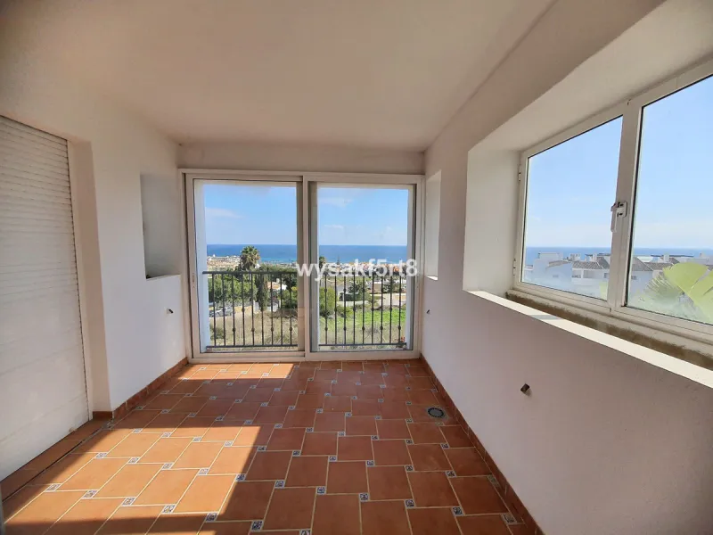 For sale, South East facing middle floor apartment in an established gated community within Los Hidalgos area of La Duquesa, Manilva Costa del Sol, located just 5 minutes from the beach.