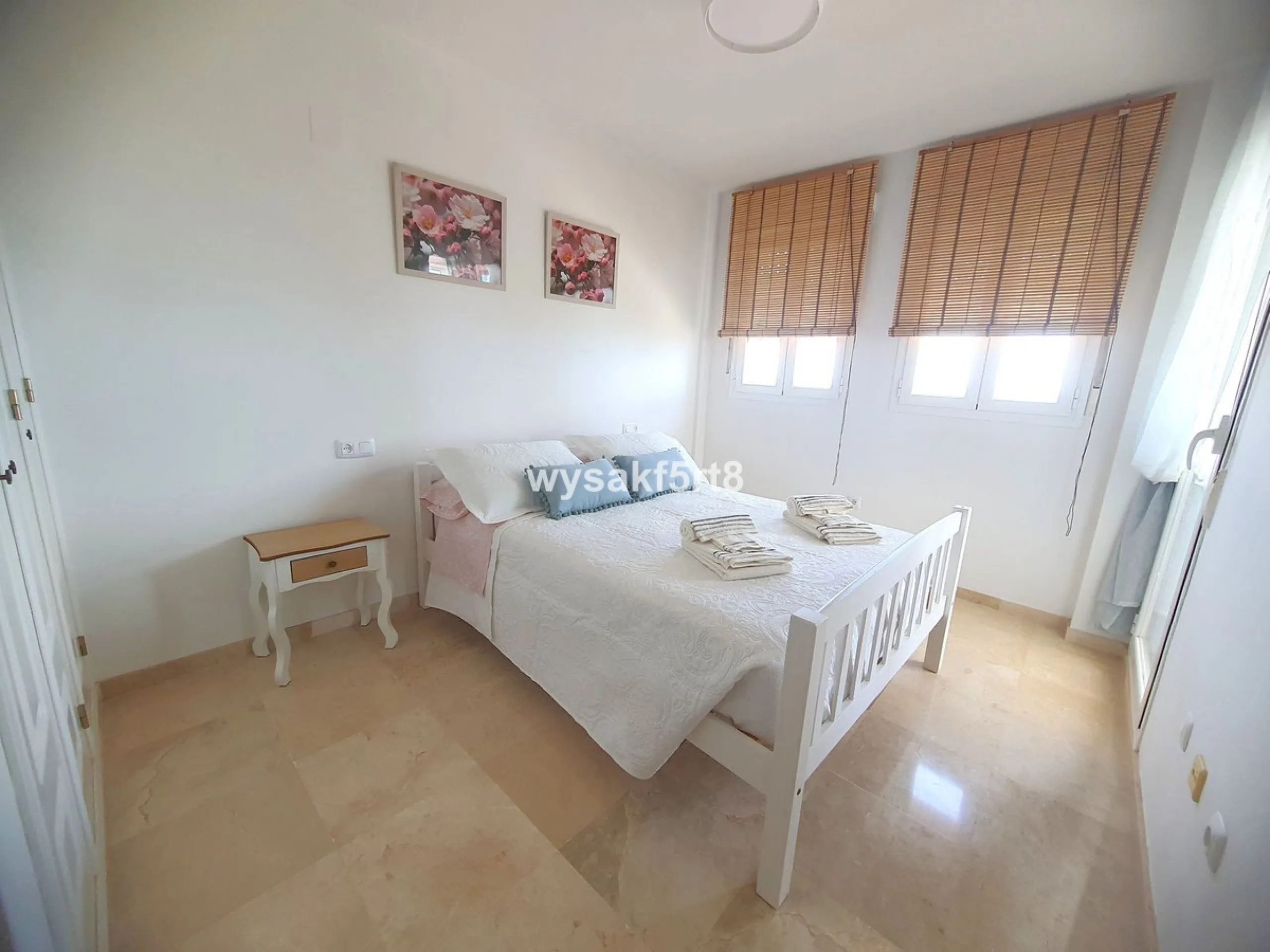 For sale, South East facing middle floor apartment in an established gated community within Los Hidalgos area of La Duquesa, Manilva Costa del Sol, located just 5 minutes from the beach.