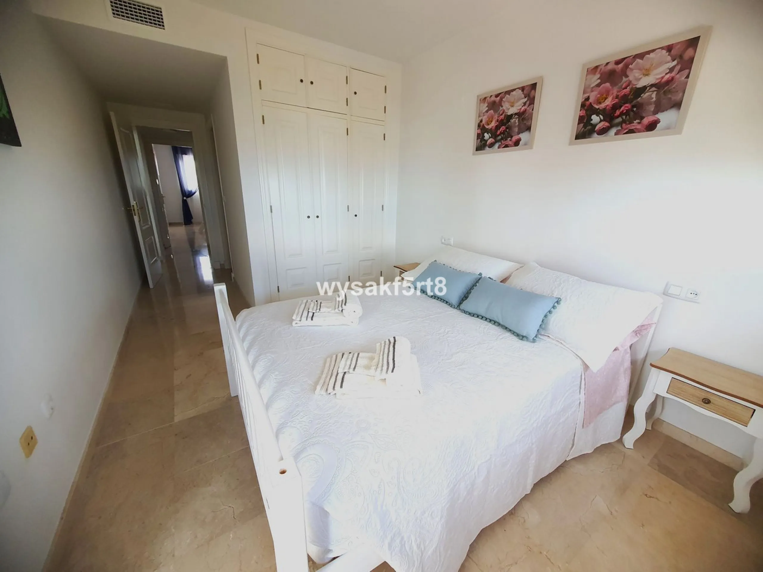 For sale, South East facing middle floor apartment in an established gated community within Los Hidalgos area of La Duquesa, Manilva Costa del Sol, located just 5 minutes from the beach.