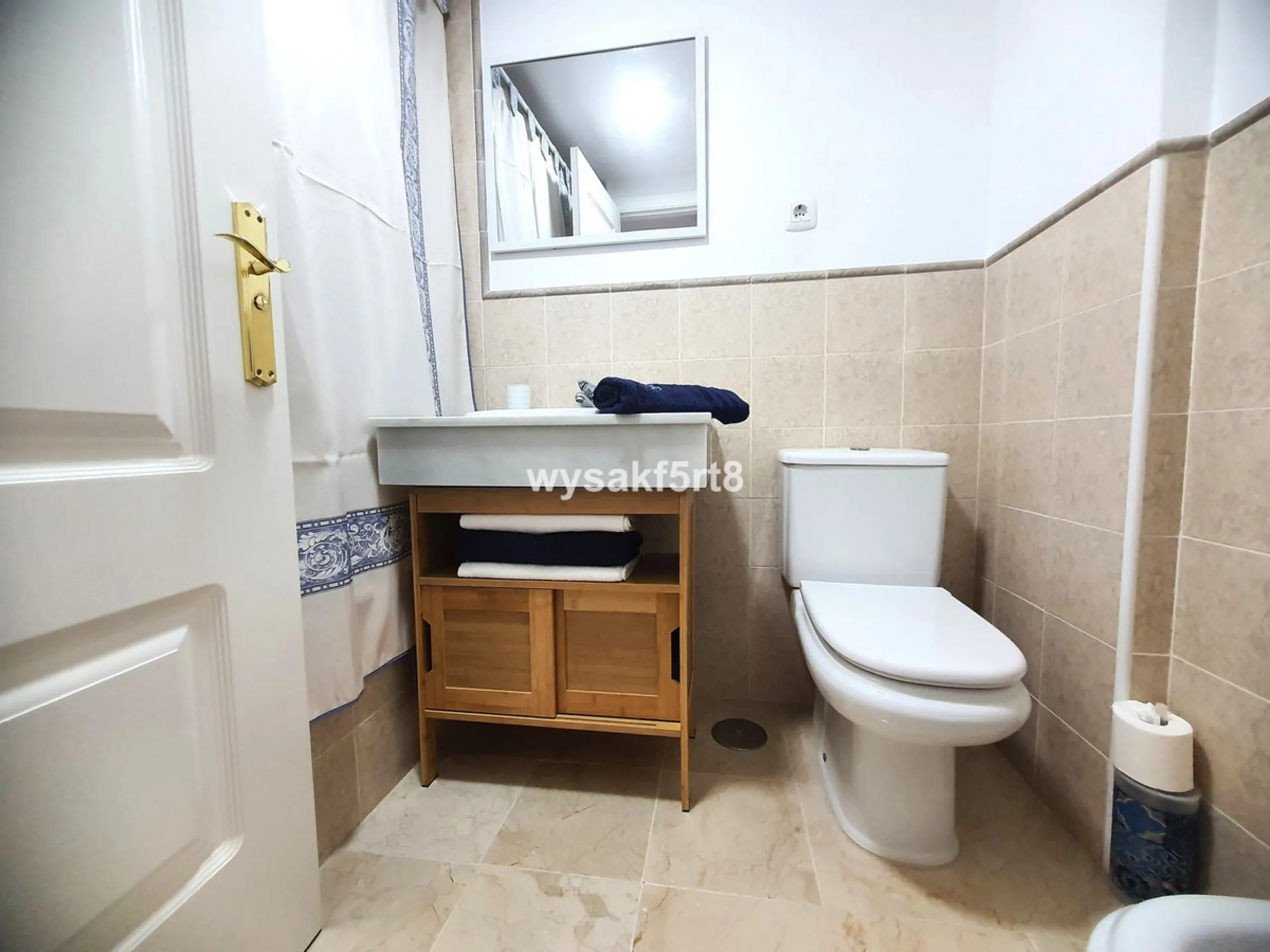 For sale, South East facing middle floor apartment in an established gated community within Los Hidalgos area of La Duquesa, Manilva Costa del Sol, located just 5 minutes from the beach.