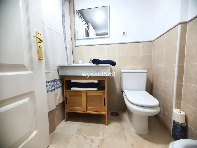 For sale, South East facing middle floor apartment in an established gated community within Los Hidalgos area of La Duquesa, Manilva Costa del Sol, located just 5 minutes from the beach.