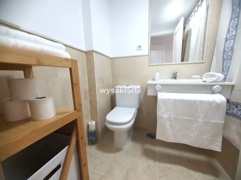 For sale, South East facing middle floor apartment in an established gated community within Los Hidalgos area of La Duquesa, Manilva Costa del Sol, located just 5 minutes from the beach.