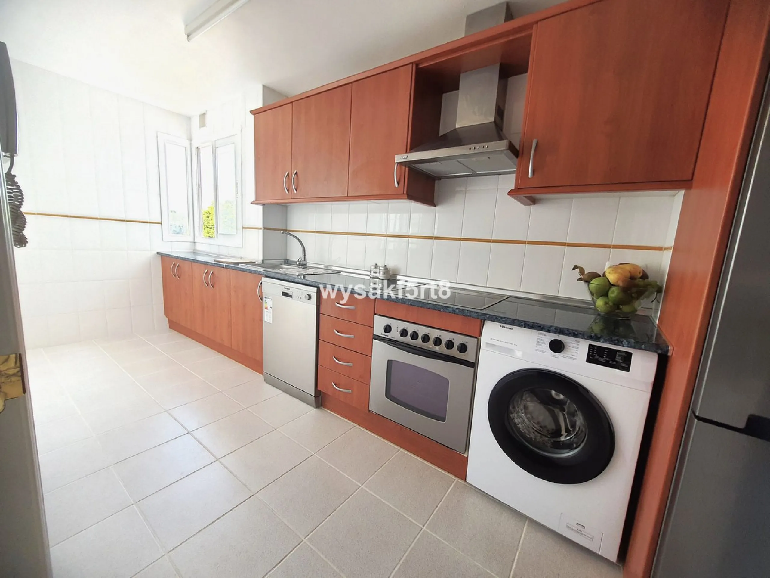 For sale, South East facing middle floor apartment in an established gated community within Los Hidalgos area of La Duquesa, Manilva Costa del Sol, located just 5 minutes from the beach.