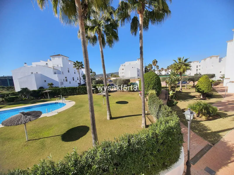 For sale, South East facing middle floor apartment in an established gated community within Los Hidalgos area of La Duquesa, Manilva Costa del Sol, located just 5 minutes from the beach.