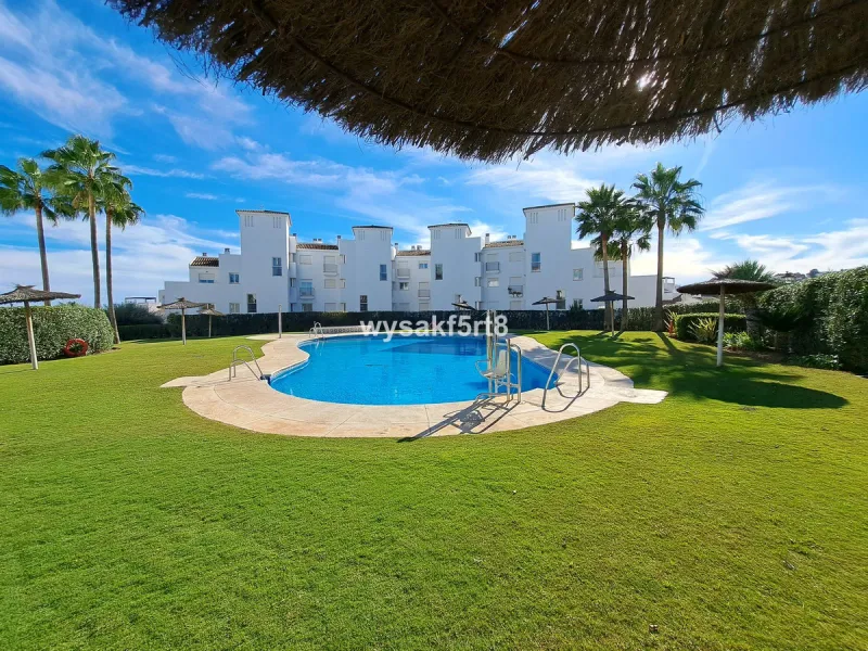 For sale, South East facing middle floor apartment in an established gated community within Los Hidalgos area of La Duquesa, Manilva Costa del Sol, located just 5 minutes from the beach.