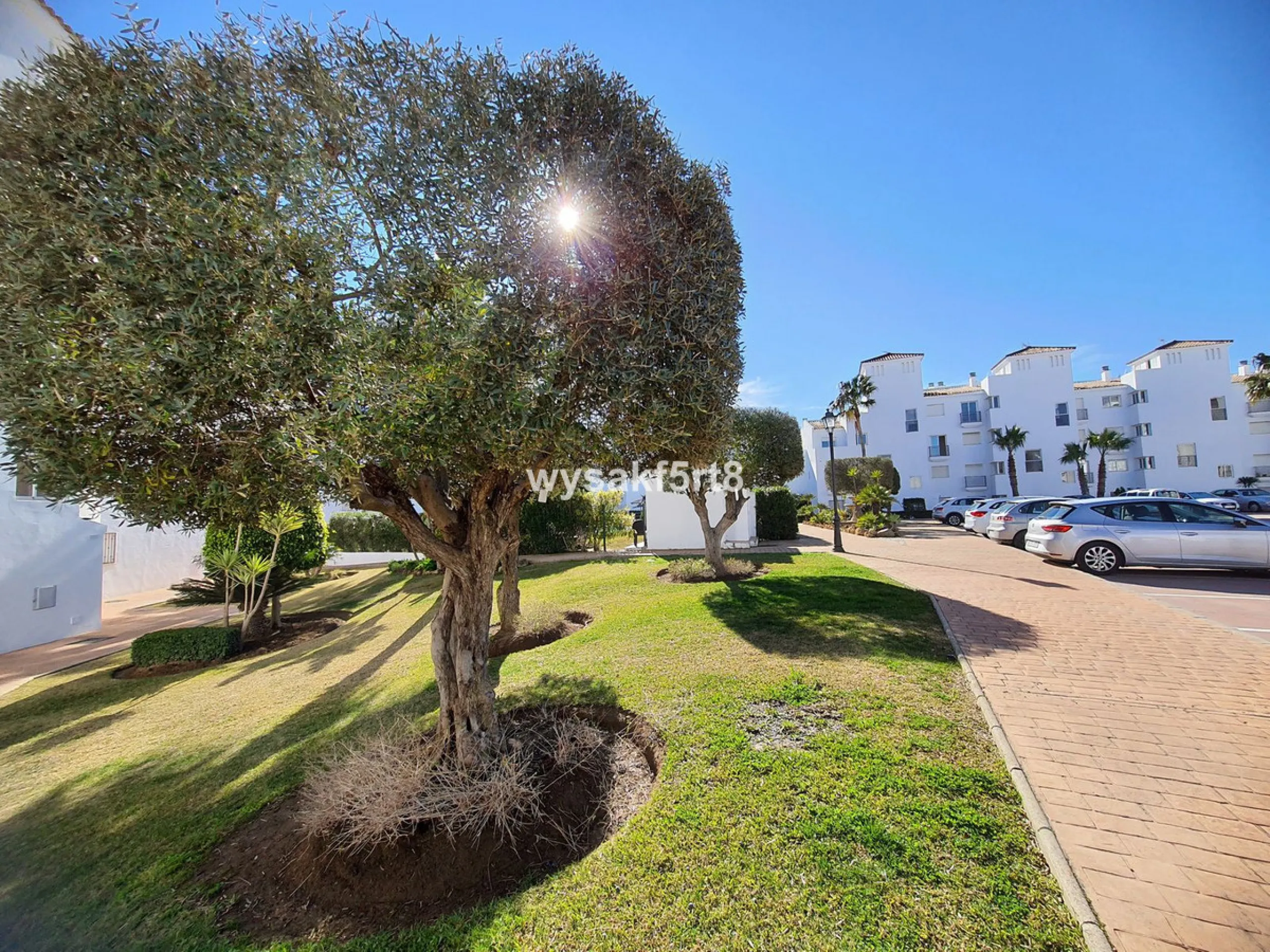 For sale, South East facing middle floor apartment in an established gated community within Los Hidalgos area of La Duquesa, Manilva Costa del Sol, located just 5 minutes from the beach.