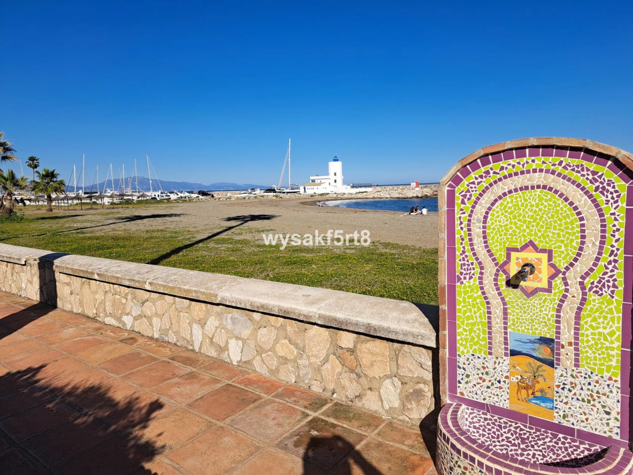 For sale, South East facing middle floor apartment in an established gated community within Los Hidalgos area of La Duquesa, Manilva Costa del Sol, located just 5 minutes from the beach.