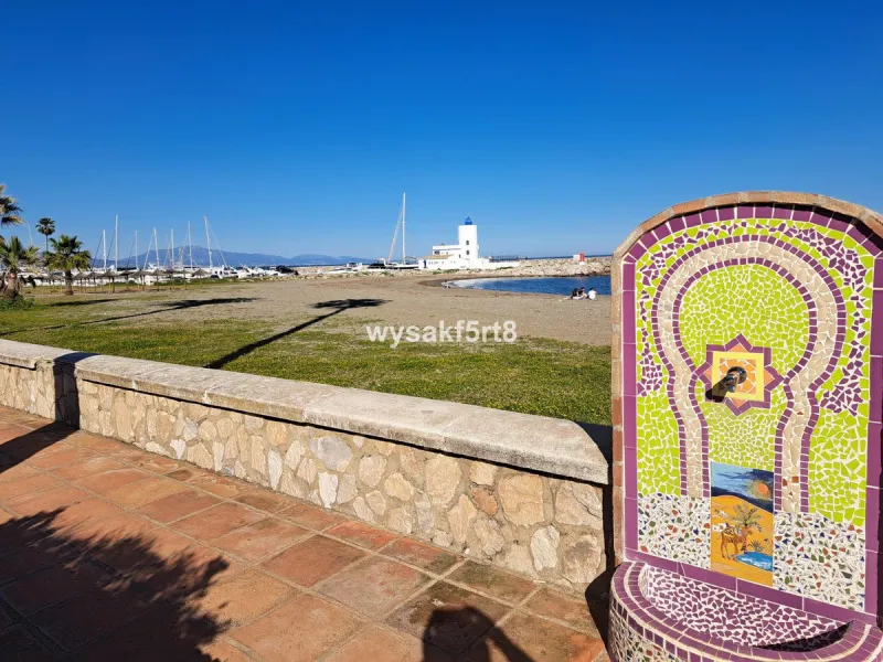 For sale, South East facing middle floor apartment in an established gated community within Los Hidalgos area of La Duquesa, Manilva Costa del Sol, located just 5 minutes from the beach.