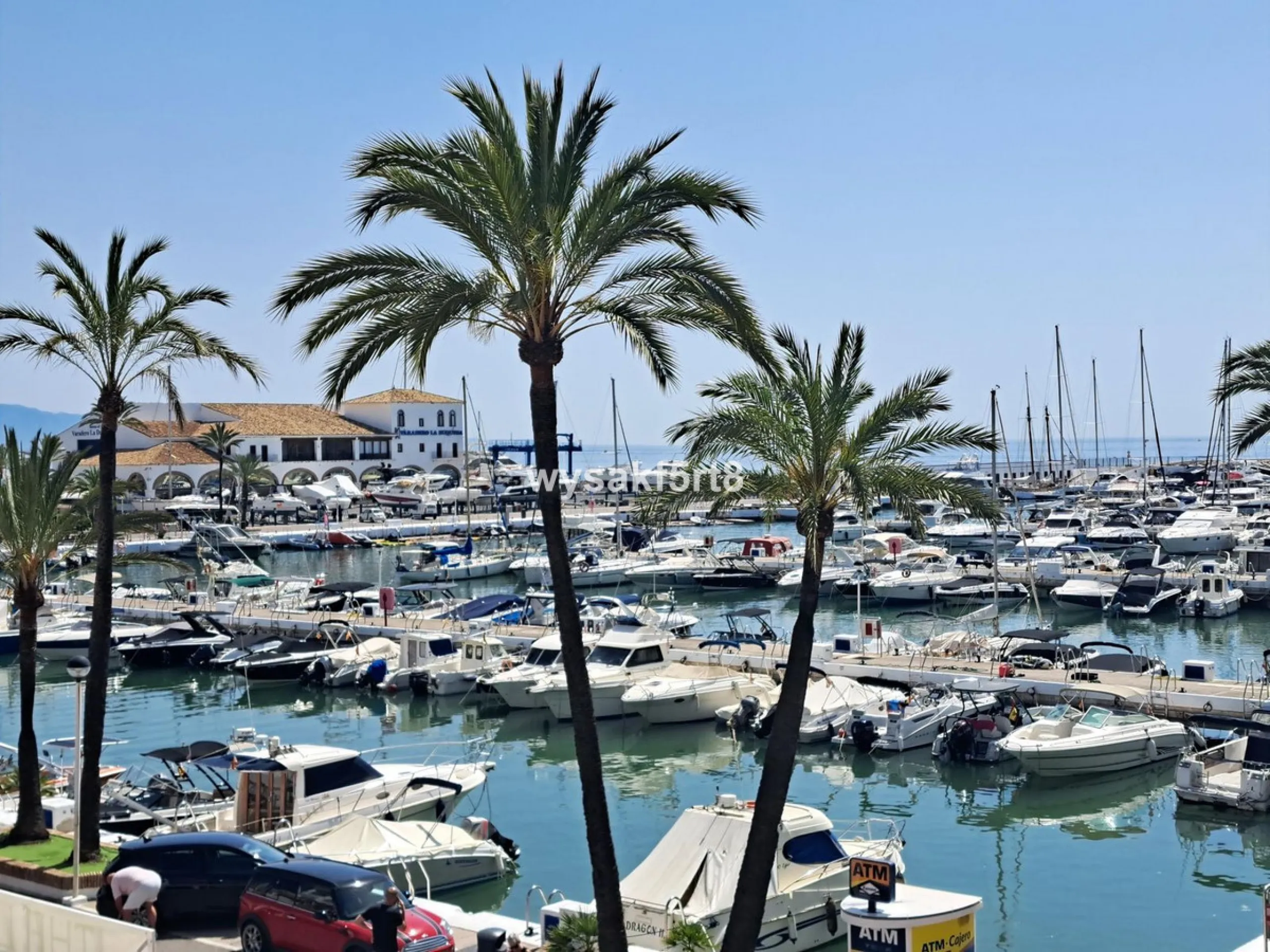For sale, South East facing middle floor apartment in an established gated community within Los Hidalgos area of La Duquesa, Manilva Costa del Sol, located just 5 minutes from the beach.