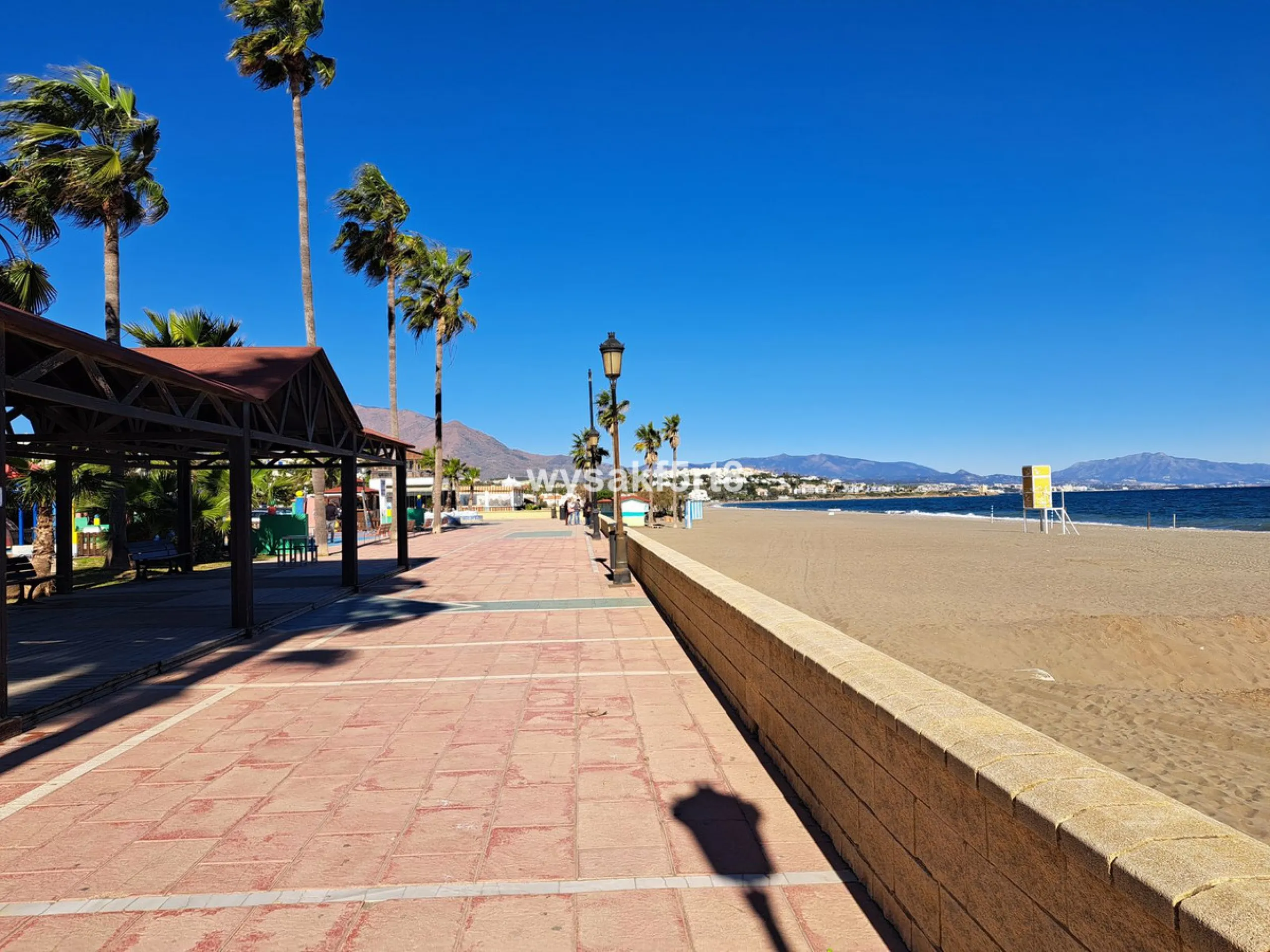 For sale, South East facing middle floor apartment in an established gated community within Los Hidalgos area of La Duquesa, Manilva Costa del Sol, located just 5 minutes from the beach.