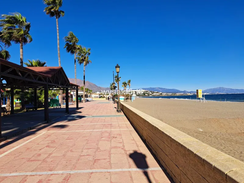 For sale, South East facing middle floor apartment in an established gated community within Los Hidalgos area of La Duquesa, Manilva Costa del Sol, located just 5 minutes from the beach.