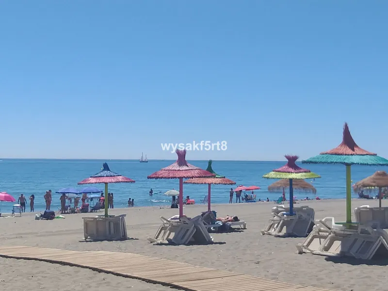 For sale, South East facing middle floor apartment in an established gated community within Los Hidalgos area of La Duquesa, Manilva Costa del Sol, located just 5 minutes from the beach.