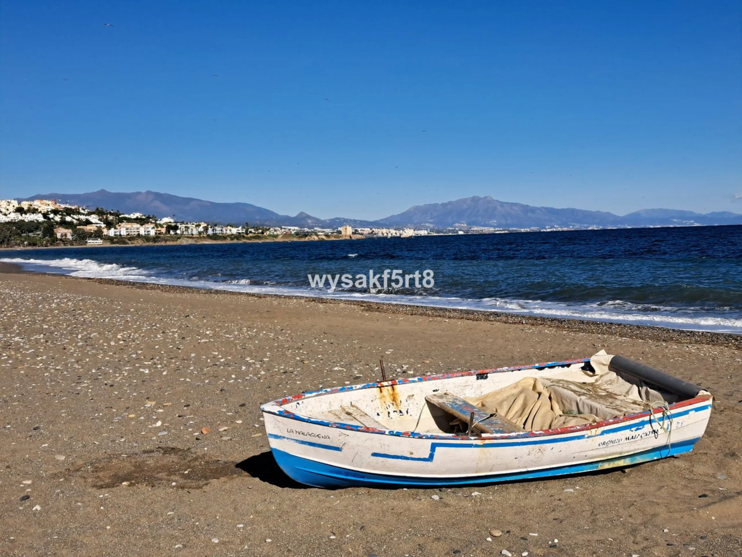 For sale, South East facing middle floor apartment in an established gated community within Los Hidalgos area of La Duquesa, Manilva Costa del Sol, located just 5 minutes from the beach.