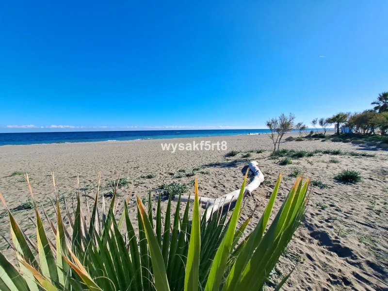 For sale, South East facing middle floor apartment in an established gated community within Los Hidalgos area of La Duquesa, Manilva Costa del Sol, located just 5 minutes from the beach.