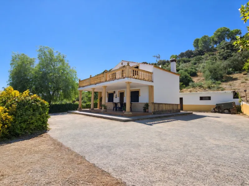 Finca with panoramic views in Ronda with private pool, productive olive grove and Andalusian house · Ideal rural tourism investment
