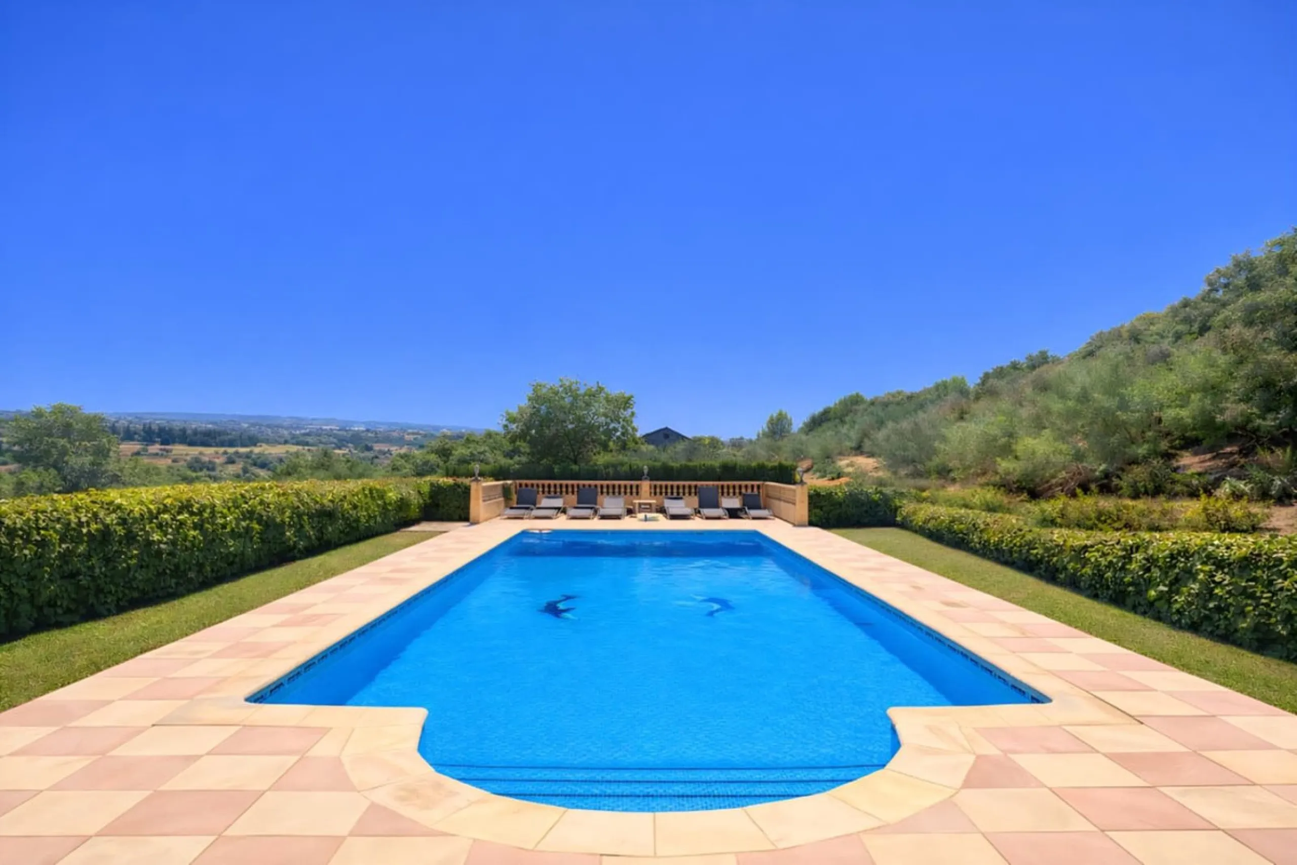 Finca with panoramic views in Ronda with private pool, productive olive grove and Andalusian house · Ideal rural tourism investment