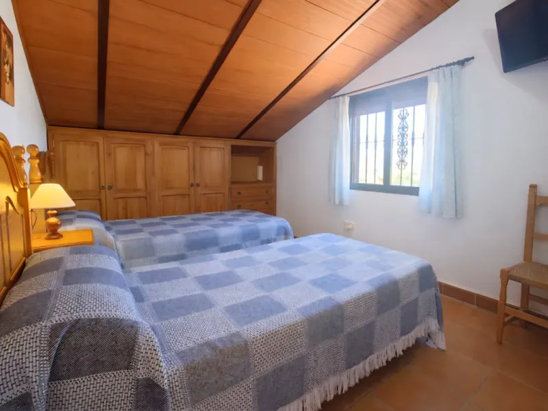 Finca with panoramic views in Ronda with private pool, productive olive grove and Andalusian house · Ideal rural tourism investment