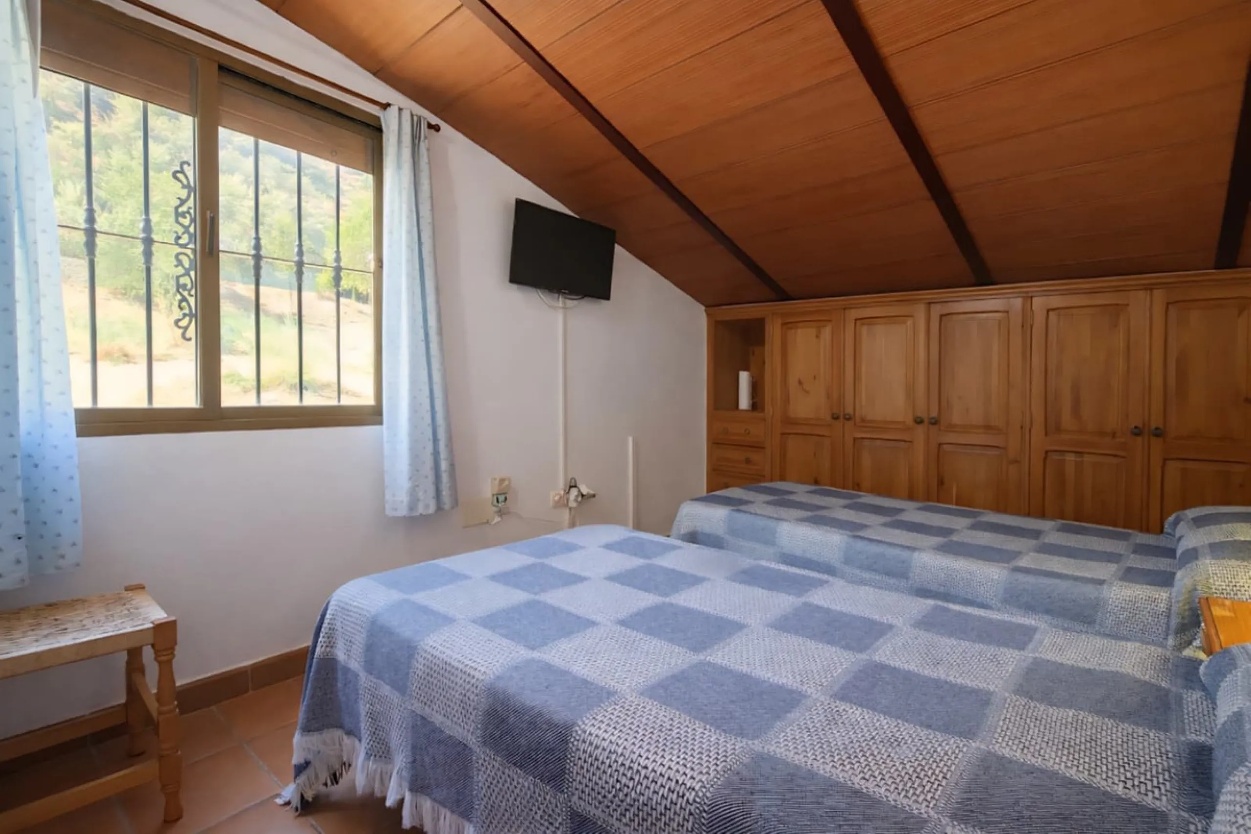 Finca with panoramic views in Ronda with private pool, productive olive grove and Andalusian house · Ideal rural tourism investment