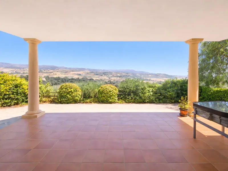 Finca with panoramic views in Ronda with private pool, productive olive grove and Andalusian house · Ideal rural tourism investment