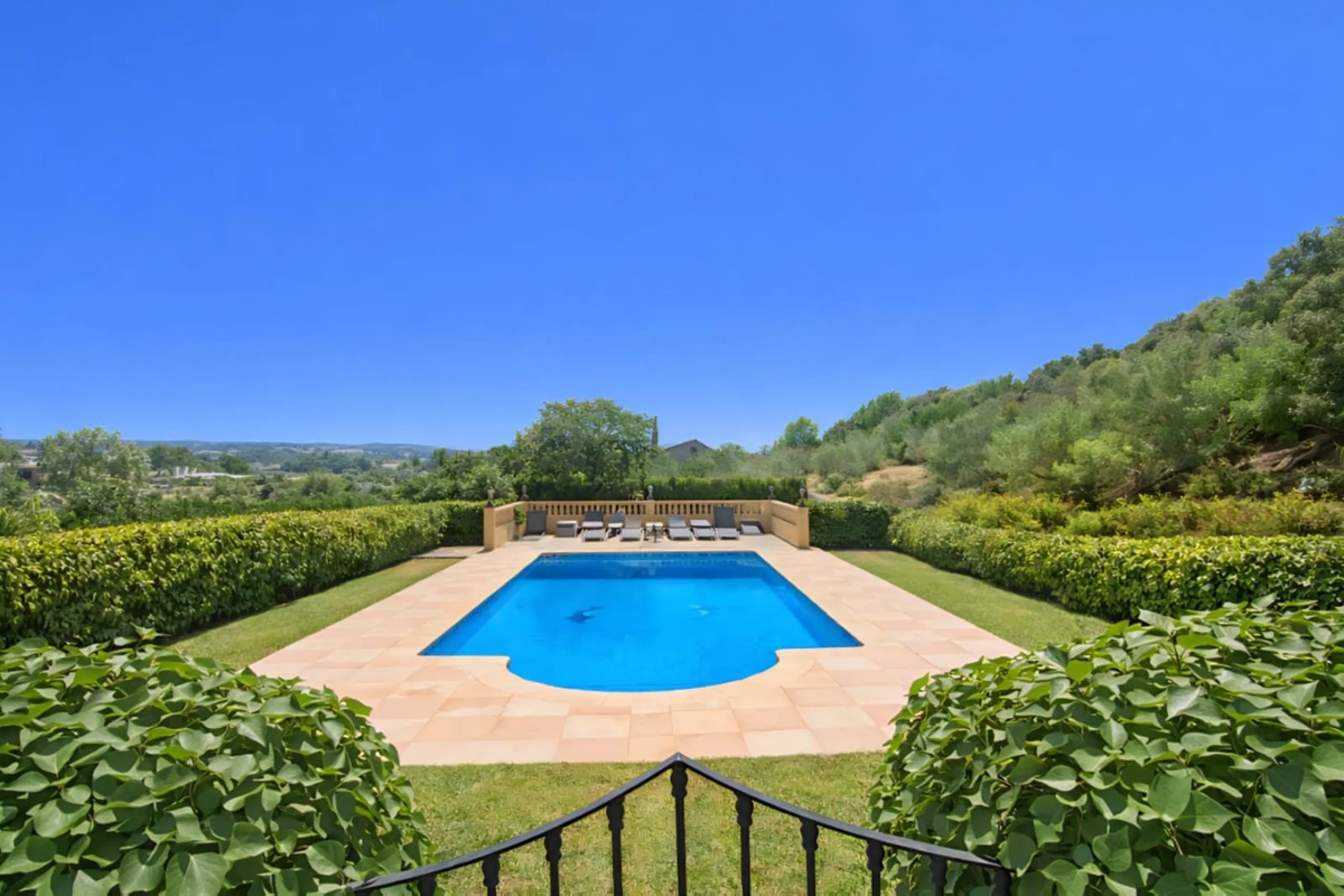 Finca with panoramic views in Ronda with private pool, productive olive grove and Andalusian house · Ideal rural tourism investment