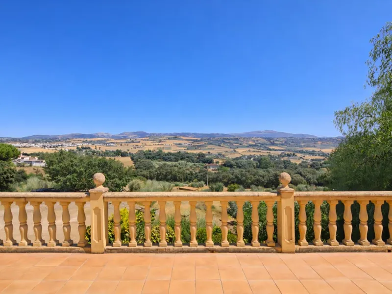Finca with panoramic views in Ronda with private pool, productive olive grove and Andalusian house · Ideal rural tourism investment
