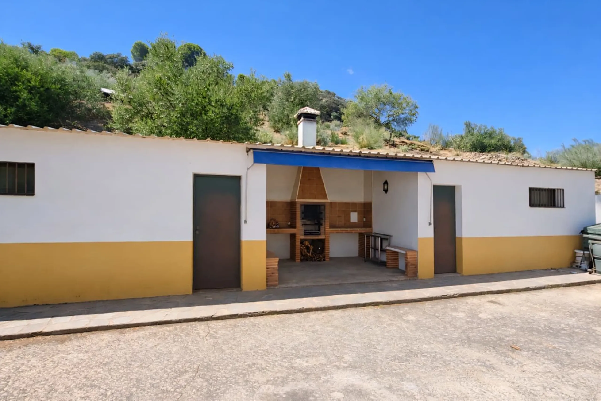Finca with panoramic views in Ronda with private pool, productive olive grove and Andalusian house · Ideal rural tourism investment