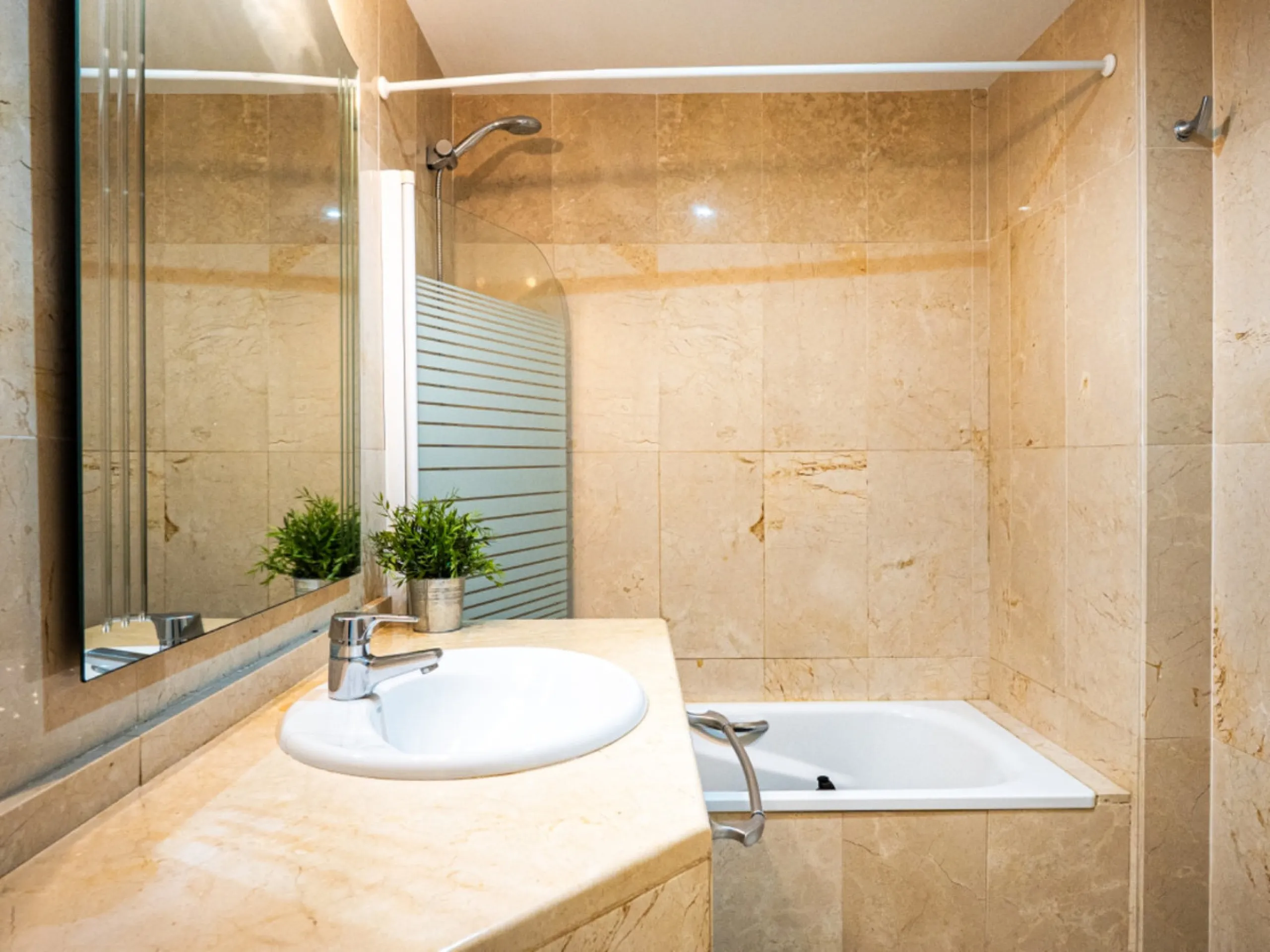 Apartment - Middle Floor Apartment в продаже в Marbella, Málaga. В доме 1 спален и 1 ванных комнат. Площадь дома 71 м²