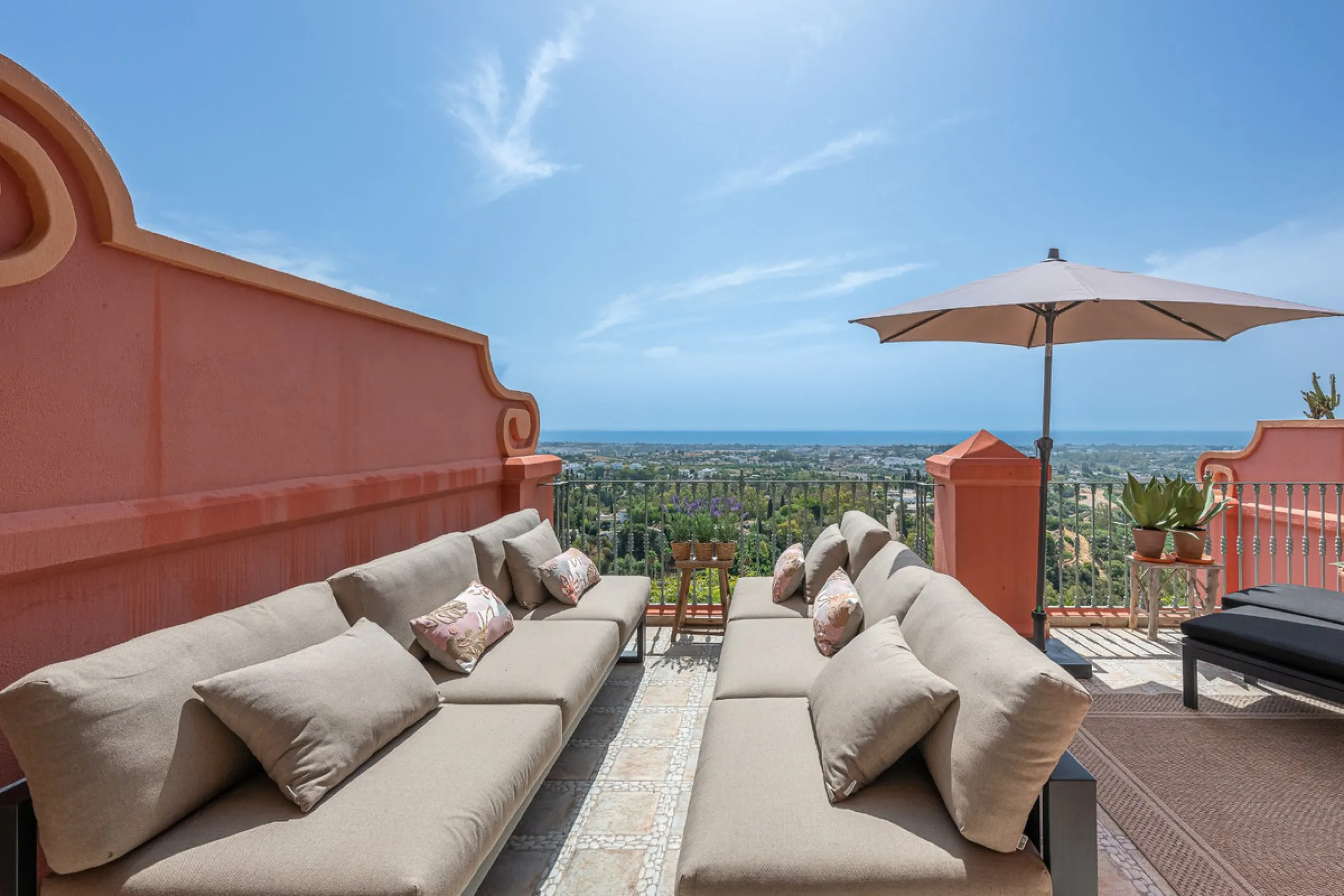 This elegant duplex, set in the prestigious La Quinta area of Benahavís, offers a rare blend of modern comfort and Mediterranean charm. Recently renovated and in excellent condition, the home spans 210 m² and is designed for those who value style and tran