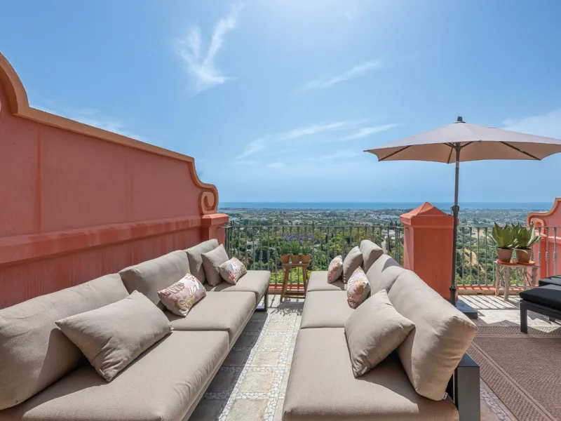 This elegant duplex, set in the prestigious La Quinta area of Benahavís, offers a rare blend of modern comfort and Mediterranean charm. Recently renovated and in excellent condition, the home spans 210 m² and is designed for those who value style and tran