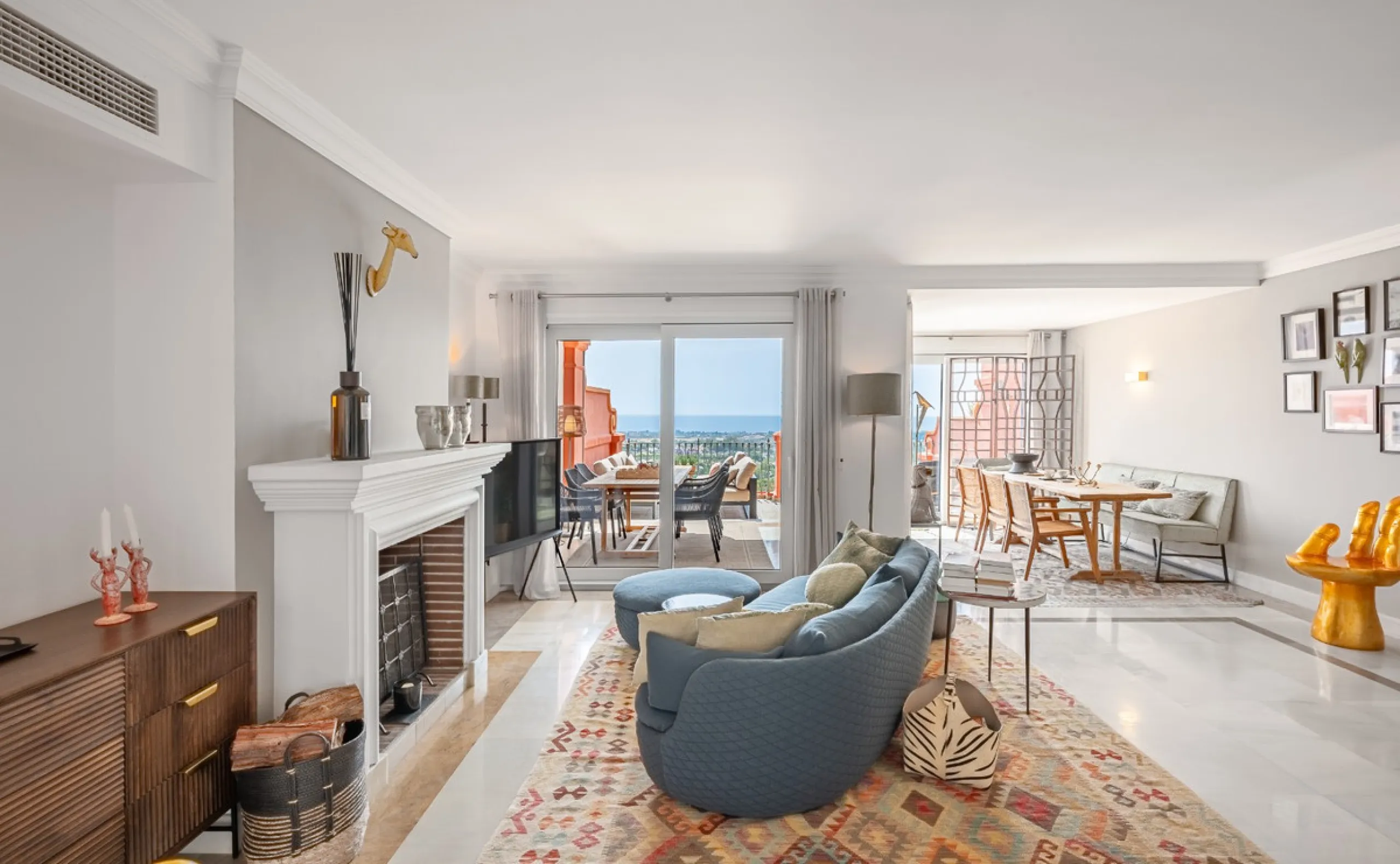 This elegant duplex, set in the prestigious La Quinta area of Benahavís, offers a rare blend of modern comfort and Mediterranean charm. Recently renovated and in excellent condition, the home spans 210 m² and is designed for those who value style and tran