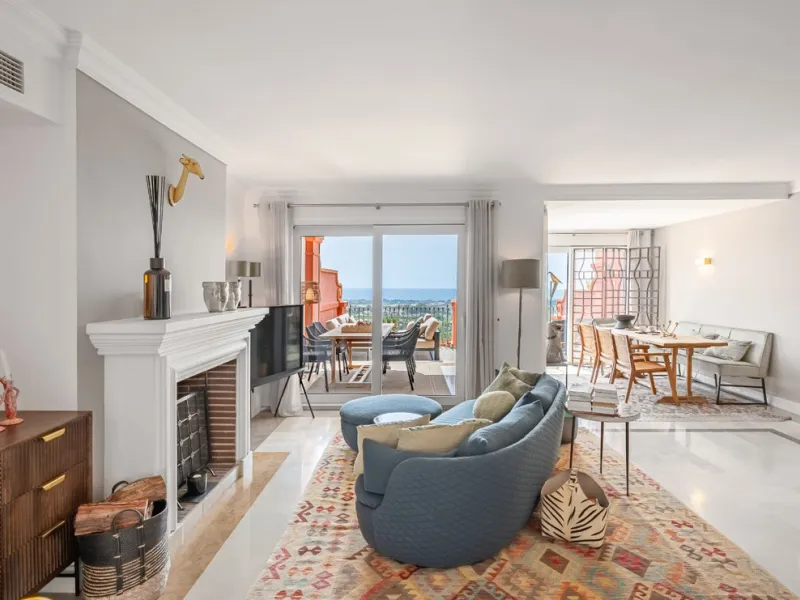 This elegant duplex, set in the prestigious La Quinta area of Benahavís, offers a rare blend of modern comfort and Mediterranean charm. Recently renovated and in excellent condition, the home spans 210 m² and is designed for those who value style and tran