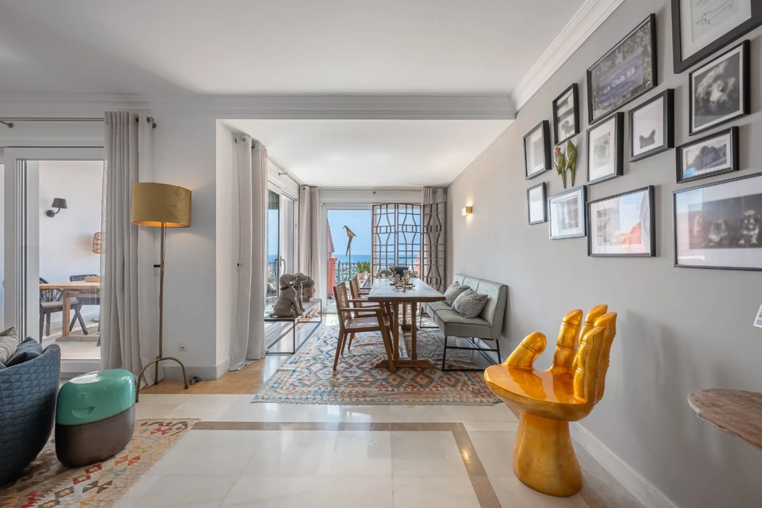 This elegant duplex, set in the prestigious La Quinta area of Benahavís, offers a rare blend of modern comfort and Mediterranean charm. Recently renovated and in excellent condition, the home spans 210 m² and is designed for those who value style and tran