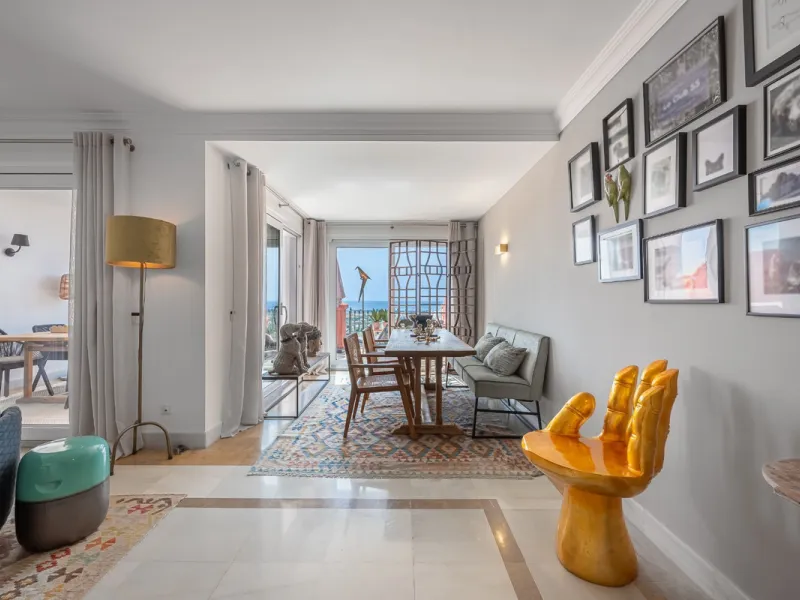 This elegant duplex, set in the prestigious La Quinta area of Benahavís, offers a rare blend of modern comfort and Mediterranean charm. Recently renovated and in excellent condition, the home spans 210 m² and is designed for those who value style and tran