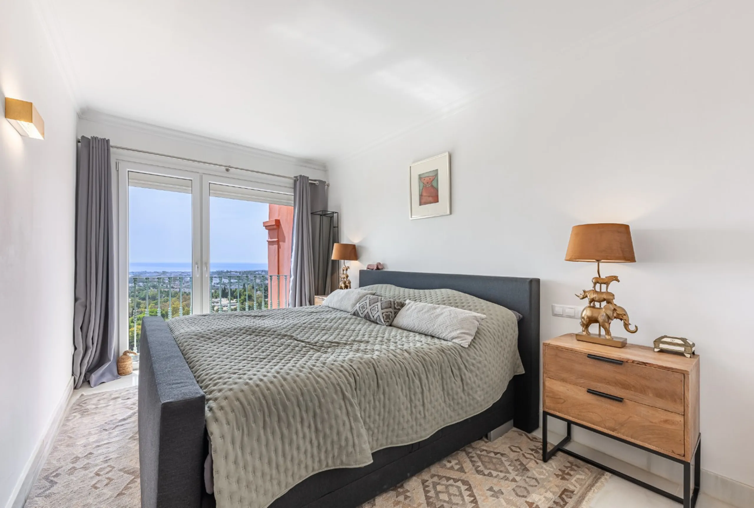 This elegant duplex, set in the prestigious La Quinta area of Benahavís, offers a rare blend of modern comfort and Mediterranean charm. Recently renovated and in excellent condition, the home spans 210 m² and is designed for those who value style and tran
