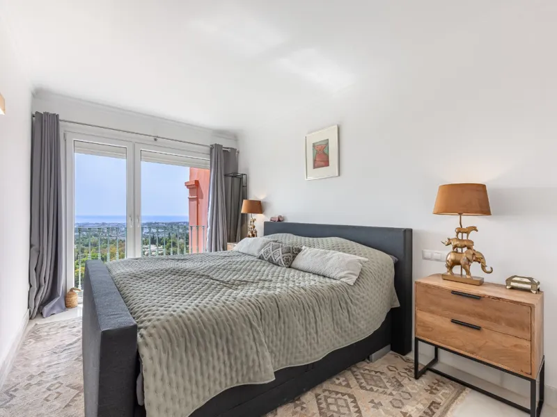 This elegant duplex, set in the prestigious La Quinta area of Benahavís, offers a rare blend of modern comfort and Mediterranean charm. Recently renovated and in excellent condition, the home spans 210 m² and is designed for those who value style and tran
